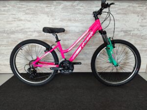 BICI 24" NIÑA ALUM SHIMANO SUSP D/MANDO 21V FUCSIA T13 2025